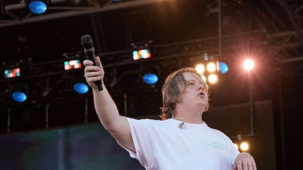 Lewis Capaldi previo a sufrir el ataque Tourette