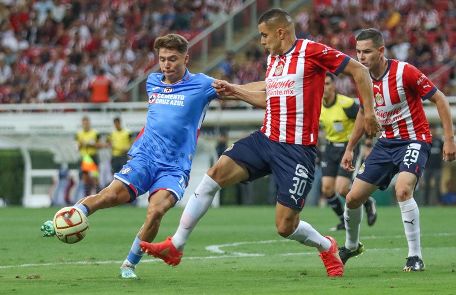 Sergio Flores pelea el balón con Rodrigo Huescas