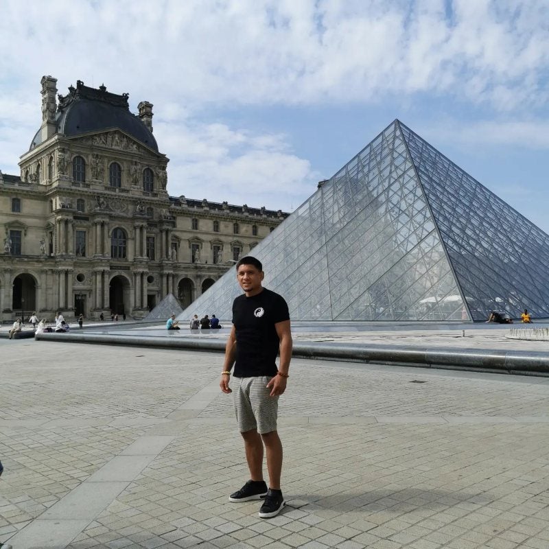 Yasubey en su viaje a París