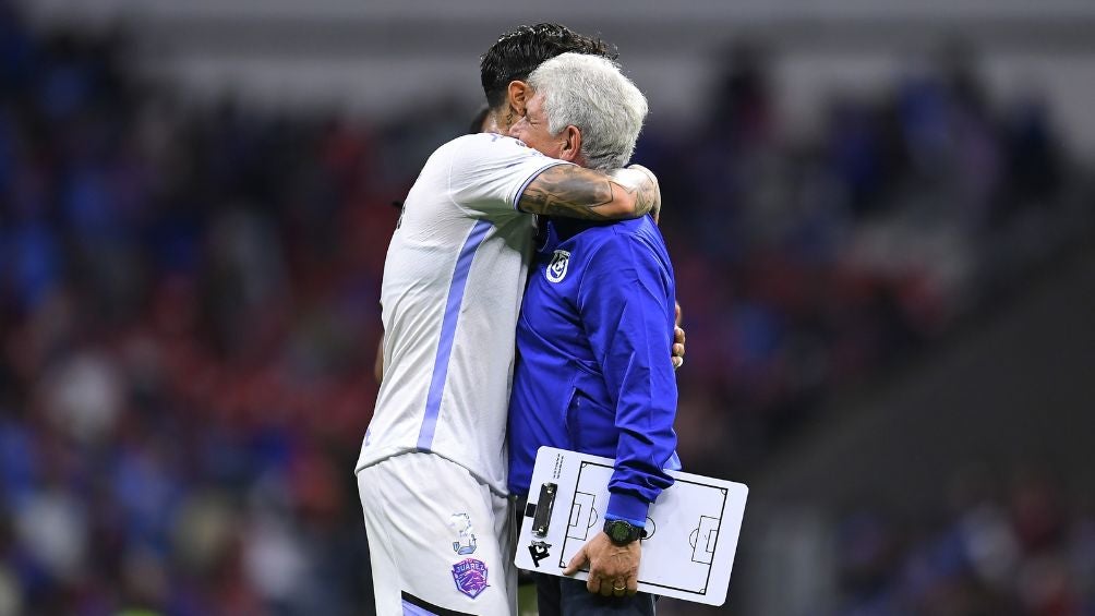 Salcedo y Ferretti se abrazan en el Estadio Azteca