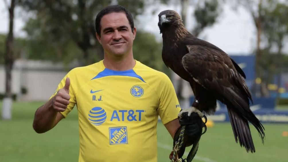 André posando con el Águila