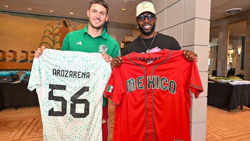 Santiago Giménez cambió su playera con Arozarena