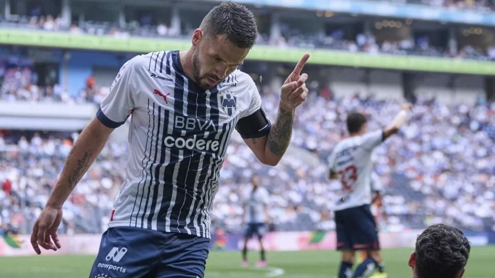 El paraguayo celebrando un gol con Rayados