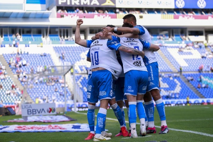 Jugadores de Puebla festeja un gol