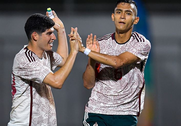 Futbolistas de México celebran anotación