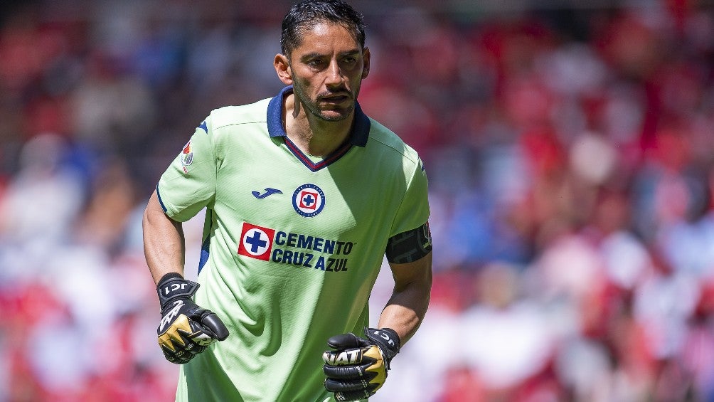 Jesús Corona en partido con Cruz Azul