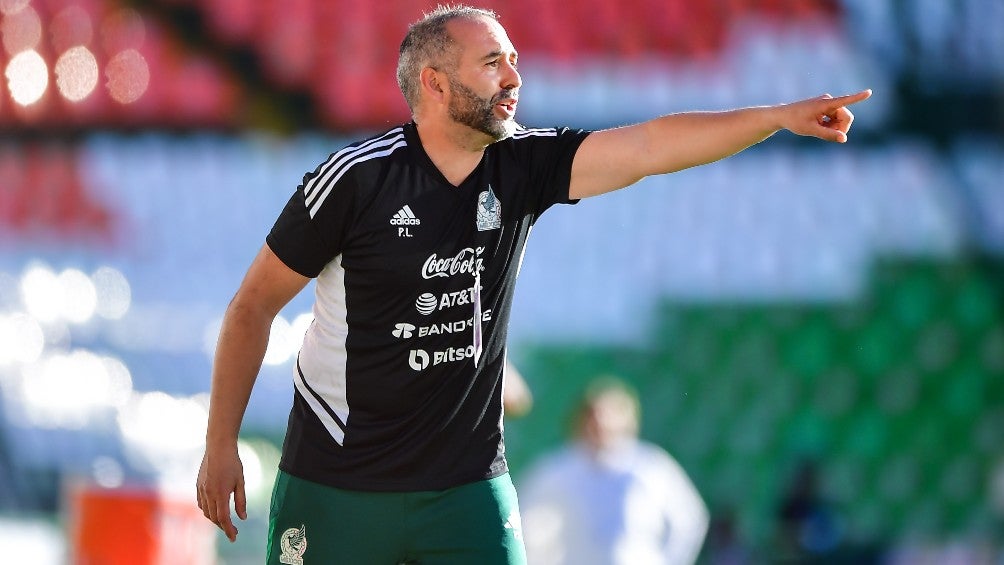 Pedro López dirigiendo al Tri Femenil