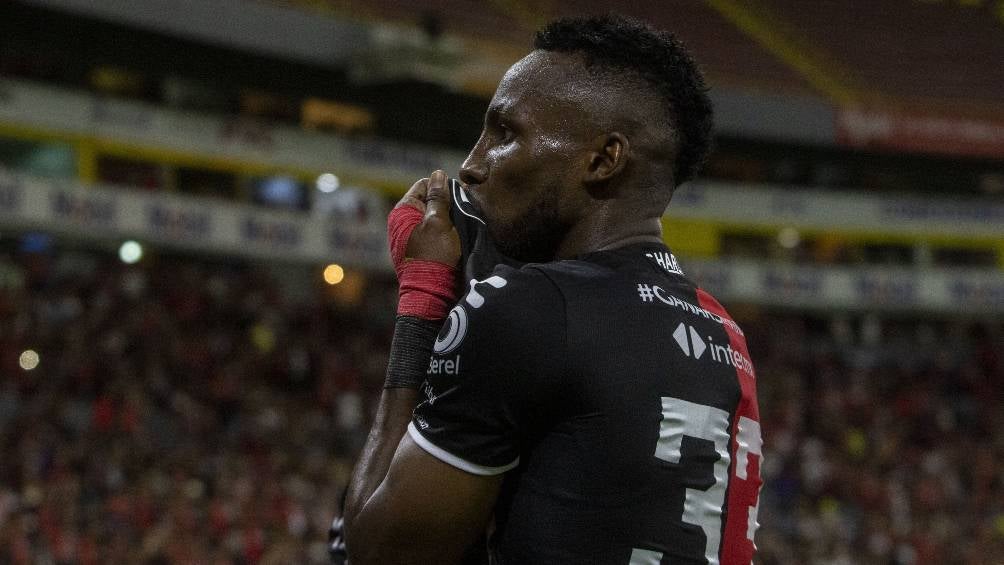 Julián Quiñones celebra un gol con el Atlas