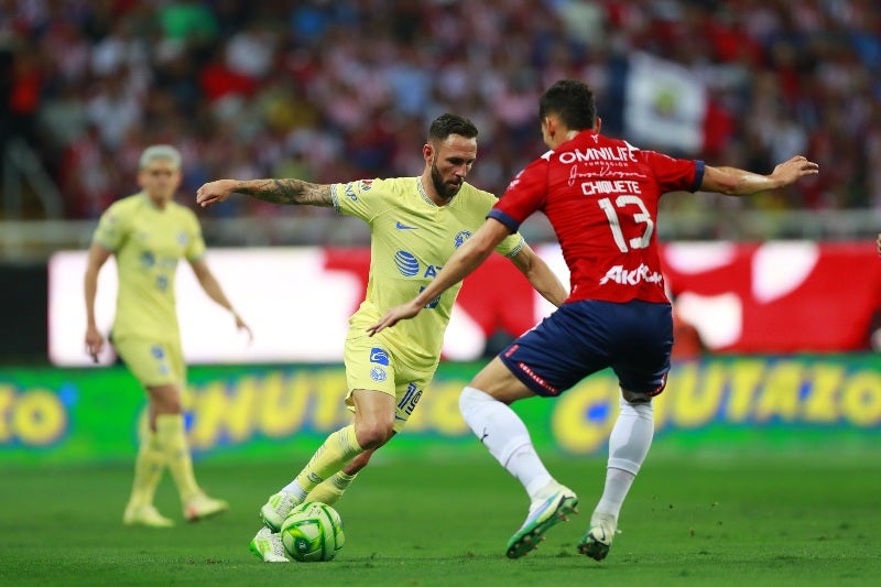 Layún disputando el balón contra las Chivas 