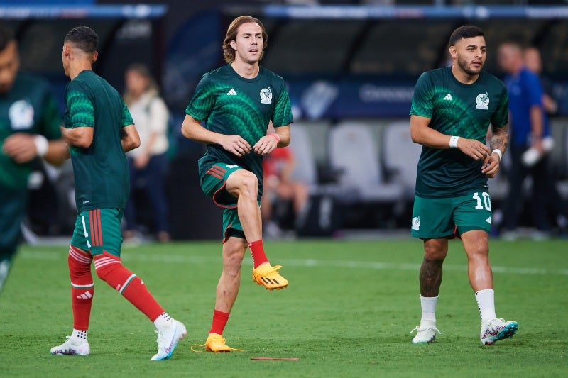 Córdova calentando con el Tri 