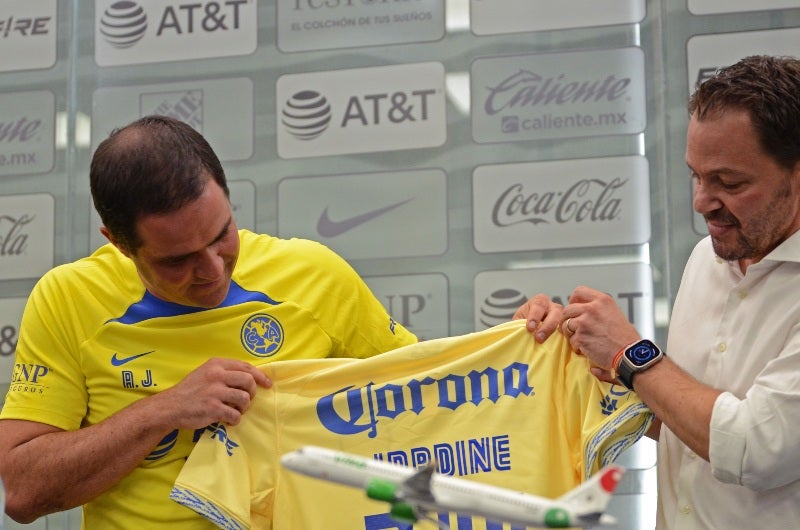 Jardine siendo presentado con las Águilas del América