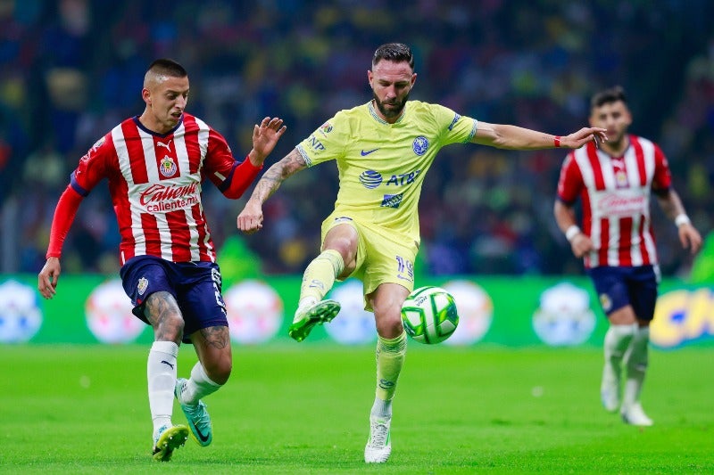 Miguel Layún jugando contra las Chivas 