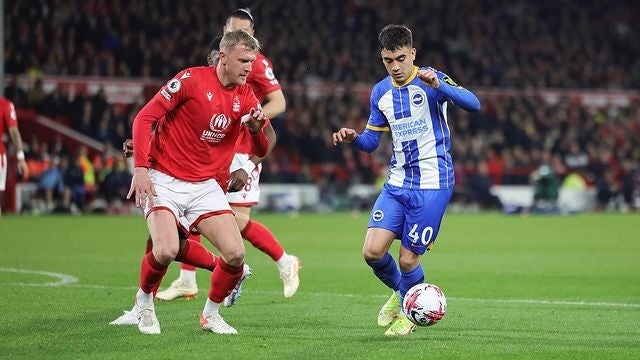 Facundo disputando el balón con el Brighton & Hove Albion 