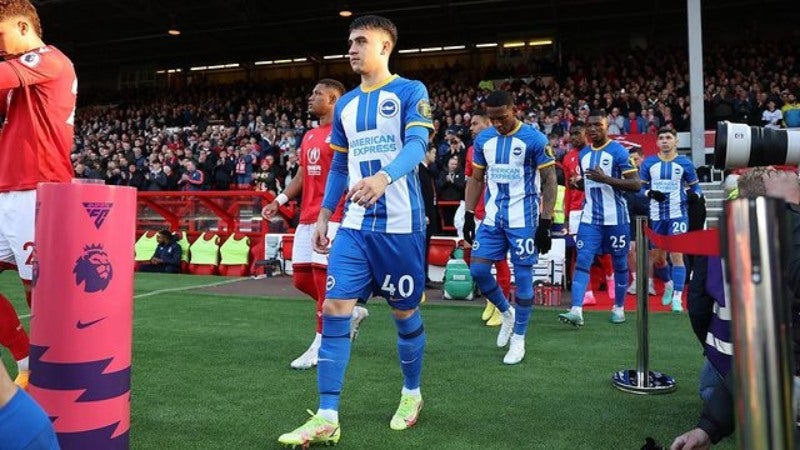 Facundo Buonanotte jugando con el Brighton & Hove Albion Football Club 