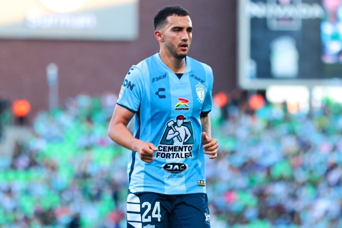 Luis Chávez en un partido con Pachuca