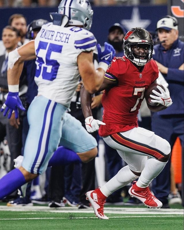 Leonard jugando contra los Dallas Cowboys 