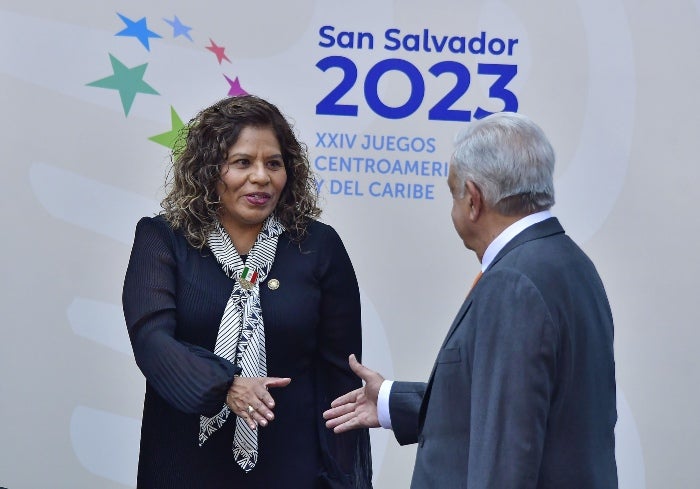 Alcalde con AMLO en la ceremonia de abanderación de la delegación mexicana para los Centroamericanos