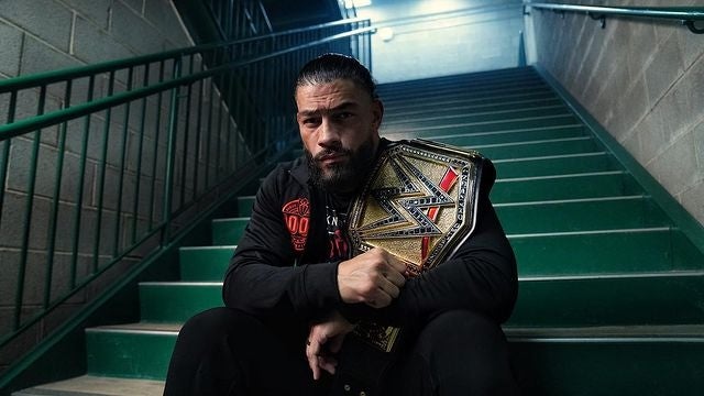 Roman Reigns con el título de la WWE