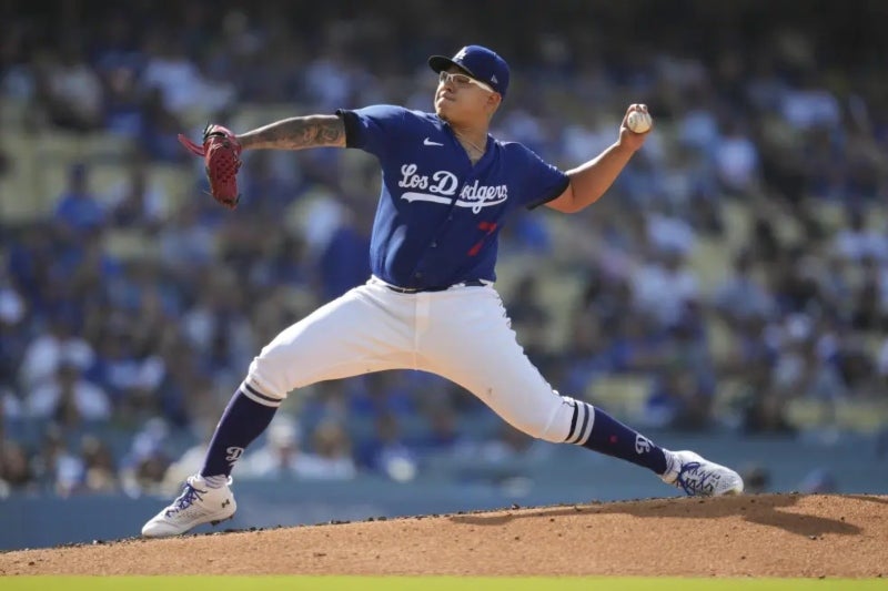 Julio Urías lanzando con los Dodgers 