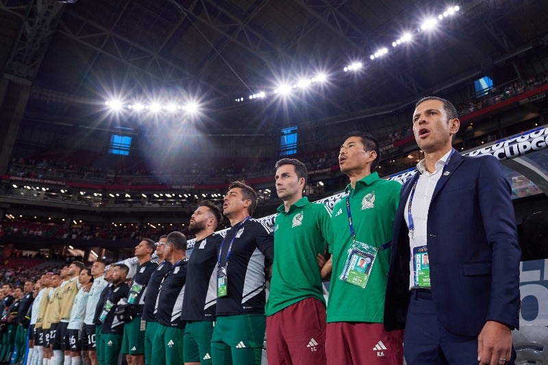 Jimmy Lozano entonando el himno nacional 