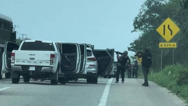 Los uniformados fueron levantados en la carretera.