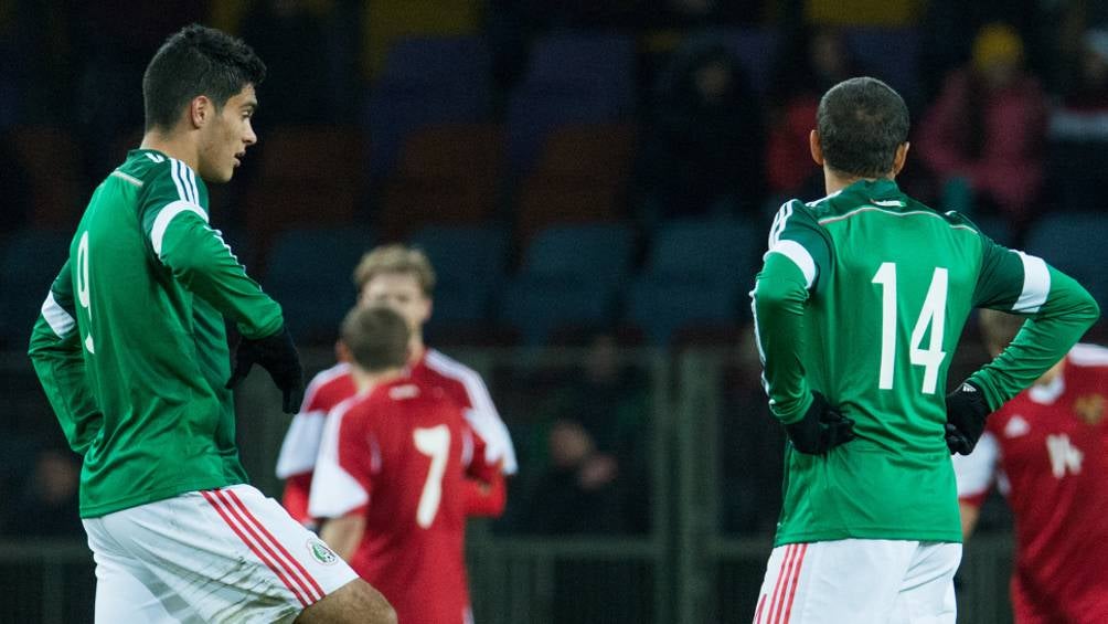 Raúl Jiménez y Chicharito en partido del Tri