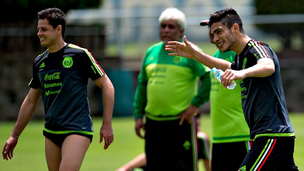 Chicharito y Raúl Jiménez en un entrenamiento del Tri