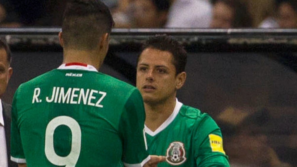 Chicharito entrando de cambio por Raúl Jiménez en partido del Tri