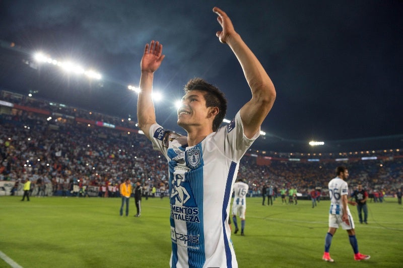 Lozano celebrando con la afición del Pachuca