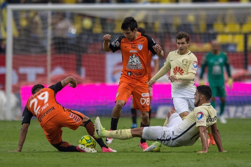 Hirving jugando contra el América 