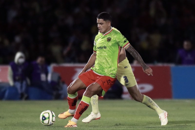 Fernández disputando el balón