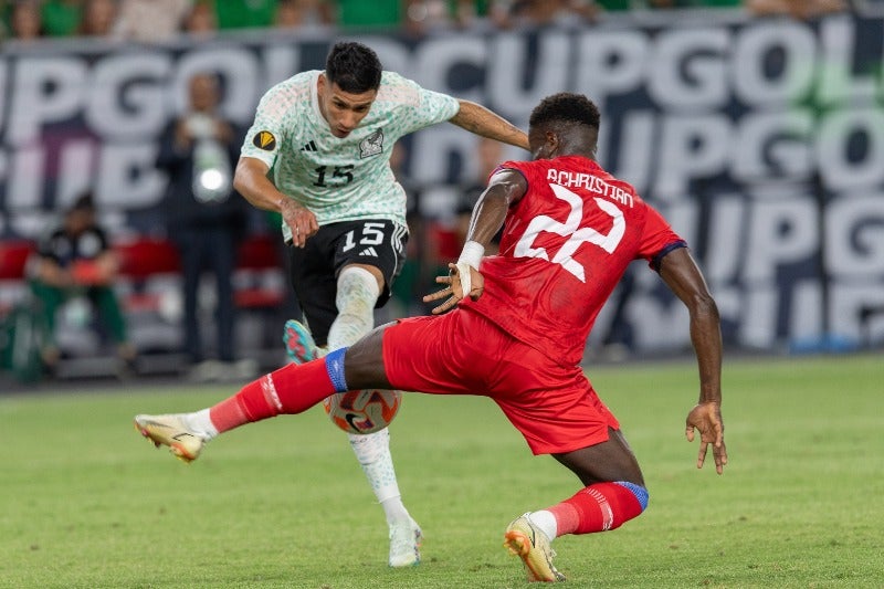 Antuna jugando con la Selección Mexicana