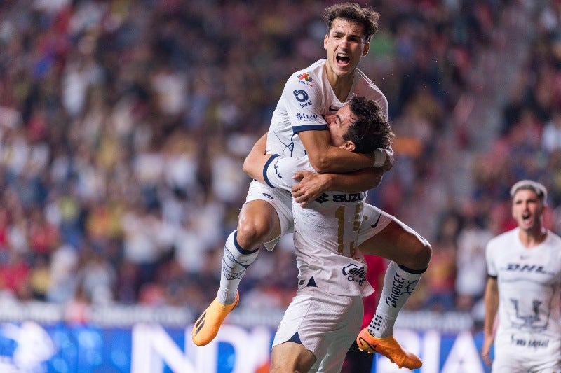 Pumas celebrando un gol 