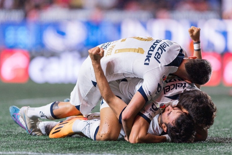 Dinenno celebrando con los Pumas 