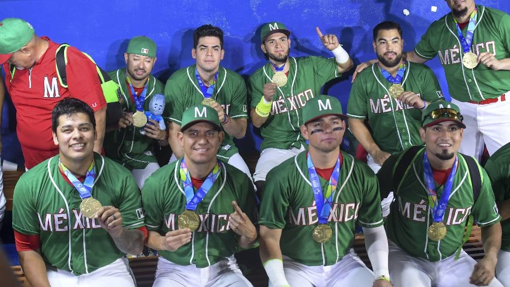 El equipo festeja la medalla de oro