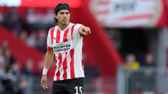 Erick Gutiérrez durante un partido con el PSV