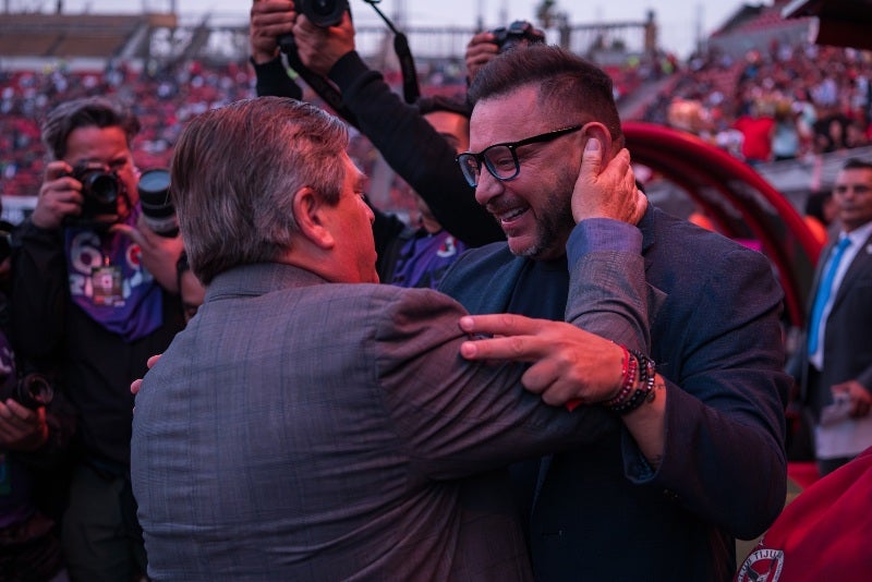 Mohamed y Herrera saludándose previo al juego de Pumas vs Xolos 