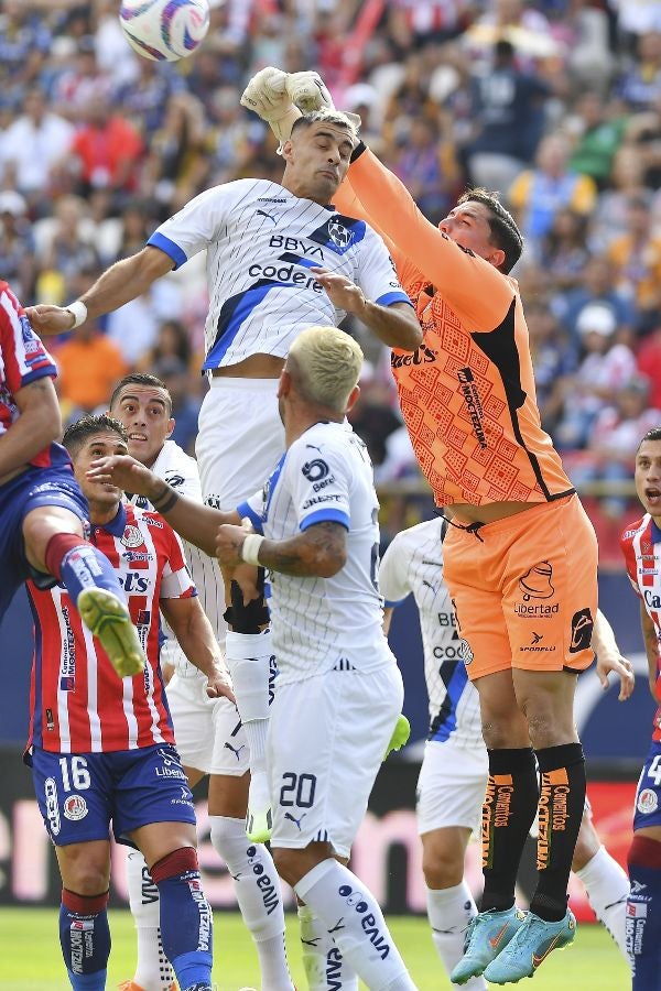 Andrés Sánchez rechazando un tiro de esquina 