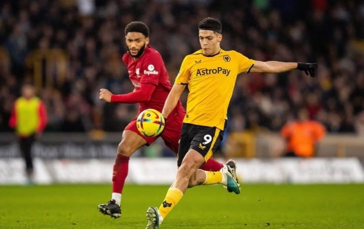 Raúl Jiménez en un partido con los Wolves