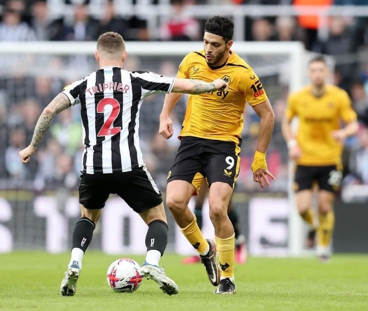 Raúl Jiménez en un partido con los Wolves