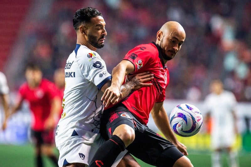 Carlos González disputando el balón 