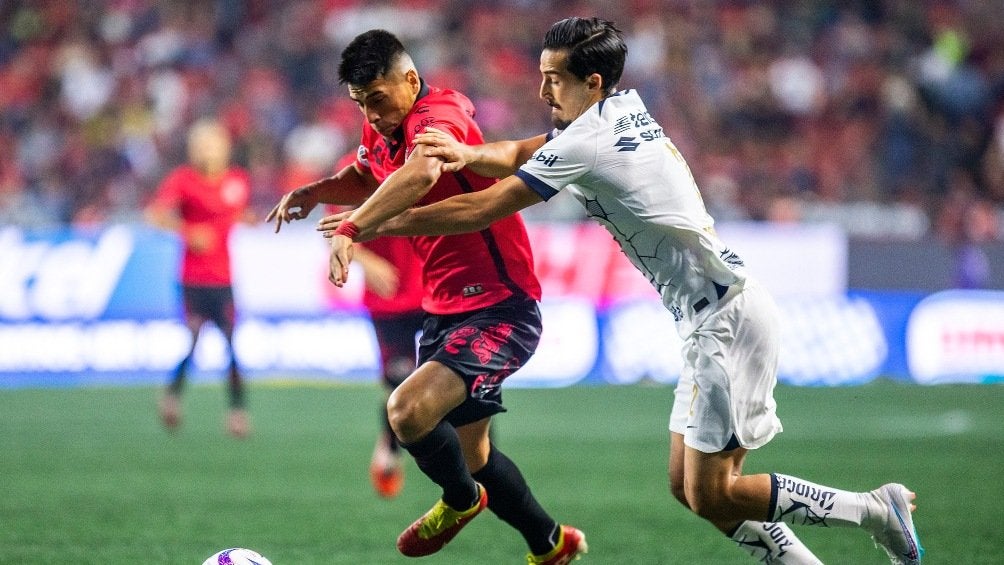 Pumas y Xolos disputando el balón