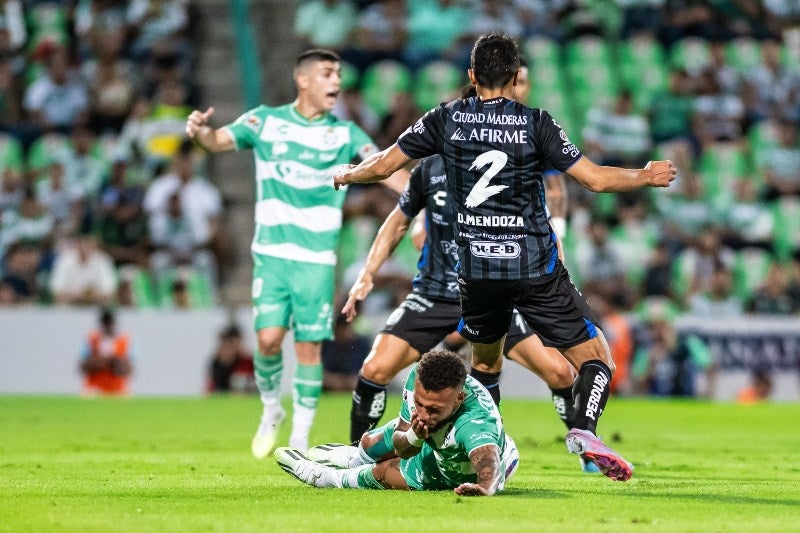 Omar Mendoza durante el partido Santos vs Queretaro