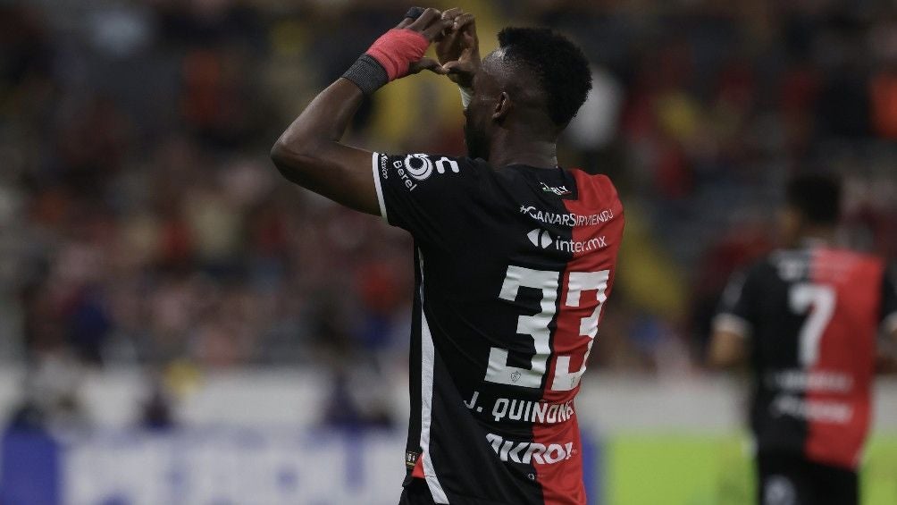 Julián celebrando un gol con Atlas