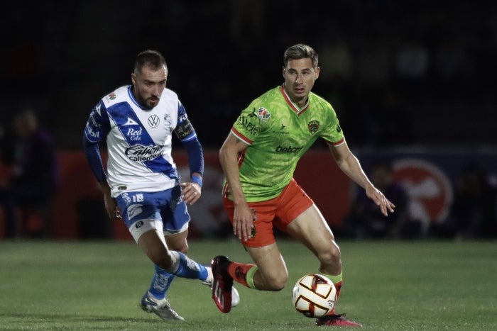 Mauro Lainez conduce el balón