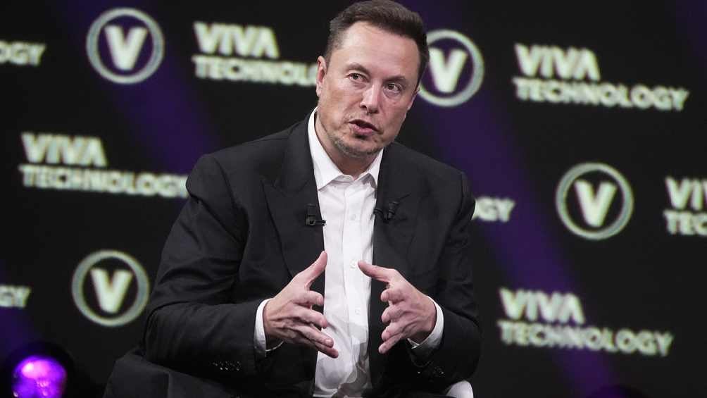 Musk retó al creador de Facebook