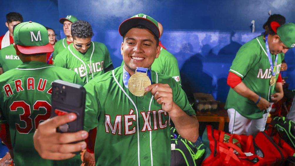 El equipo celebra la medalla