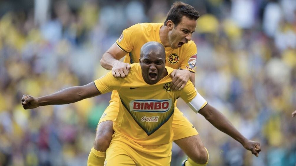 Mosquera celebrando un gol con Luis Gabriel Rey