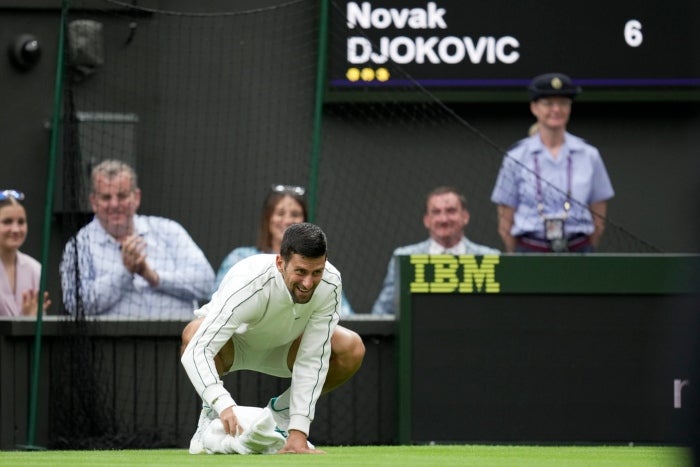 Djokovic seca la cancha con su toalla en Wimbledon