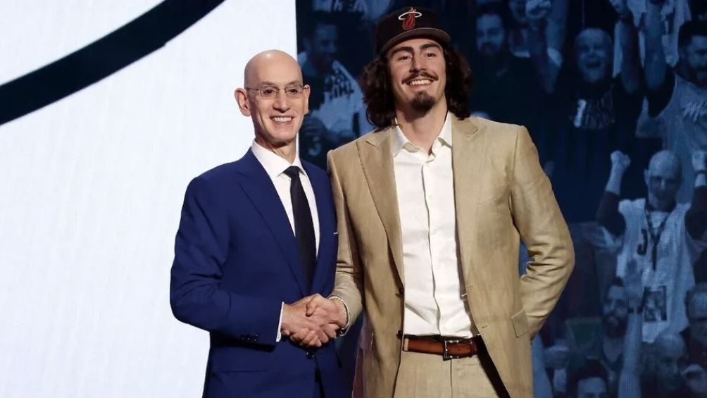 El mexicano junto a Adam Silver